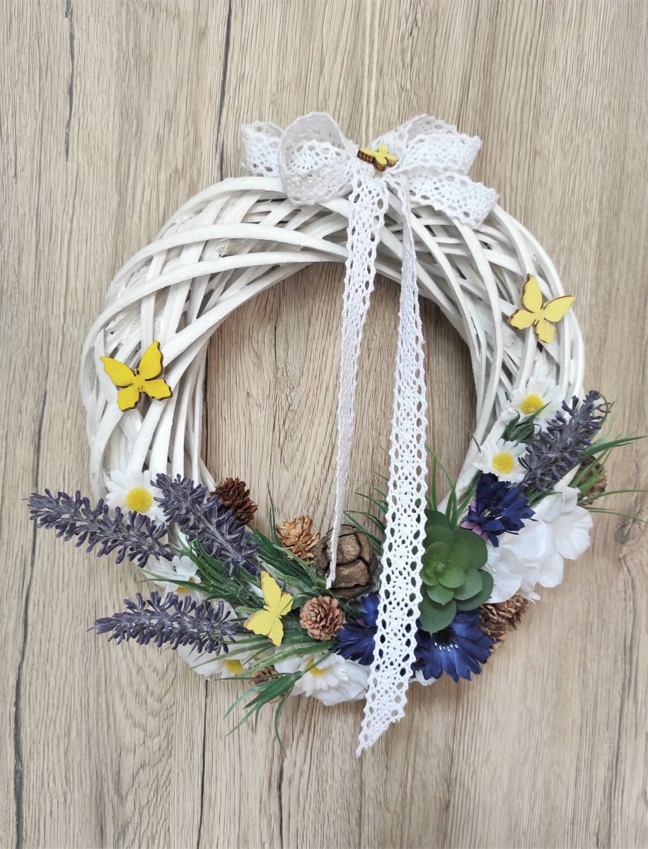 Proutěný levandulový věnec s motýlky