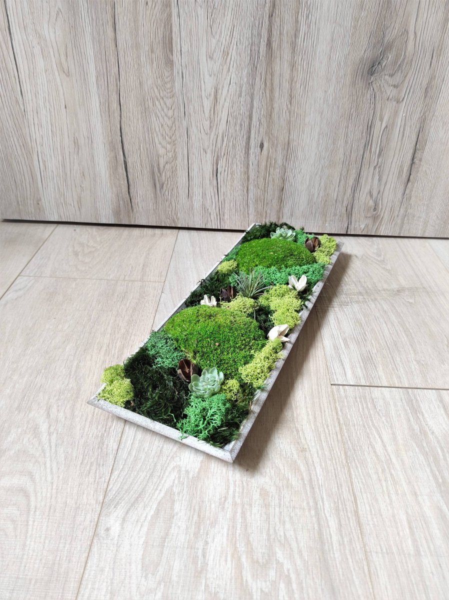 Mechová dekorace na dřevěném tácu