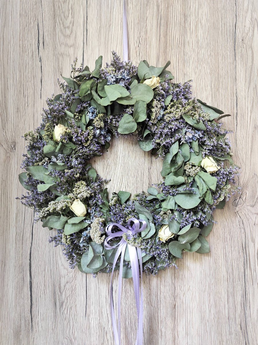 Přírodní eukalypt. věnec  s růžemi