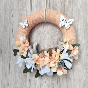 Věnec meruňkovobílý s motýlky