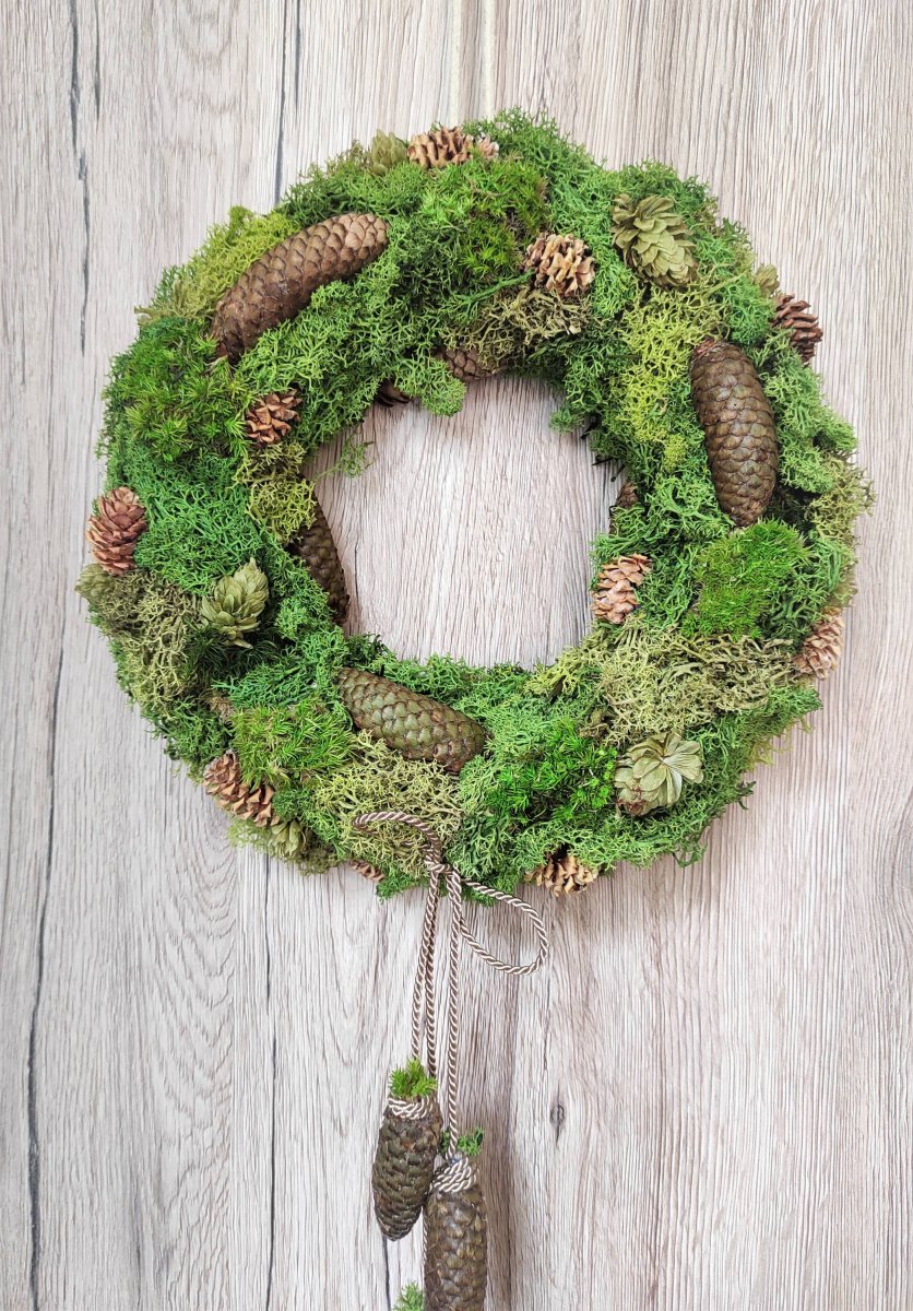 Přírodní mechový věnec s šiškami