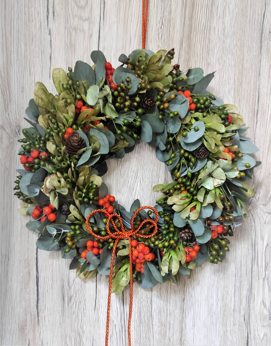 Přírodní eukalypt.  podzimní věnec s jeřabinami