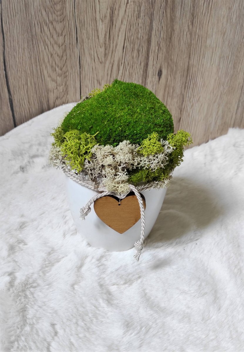 Mechová dekorace v keramice se srdíčkem