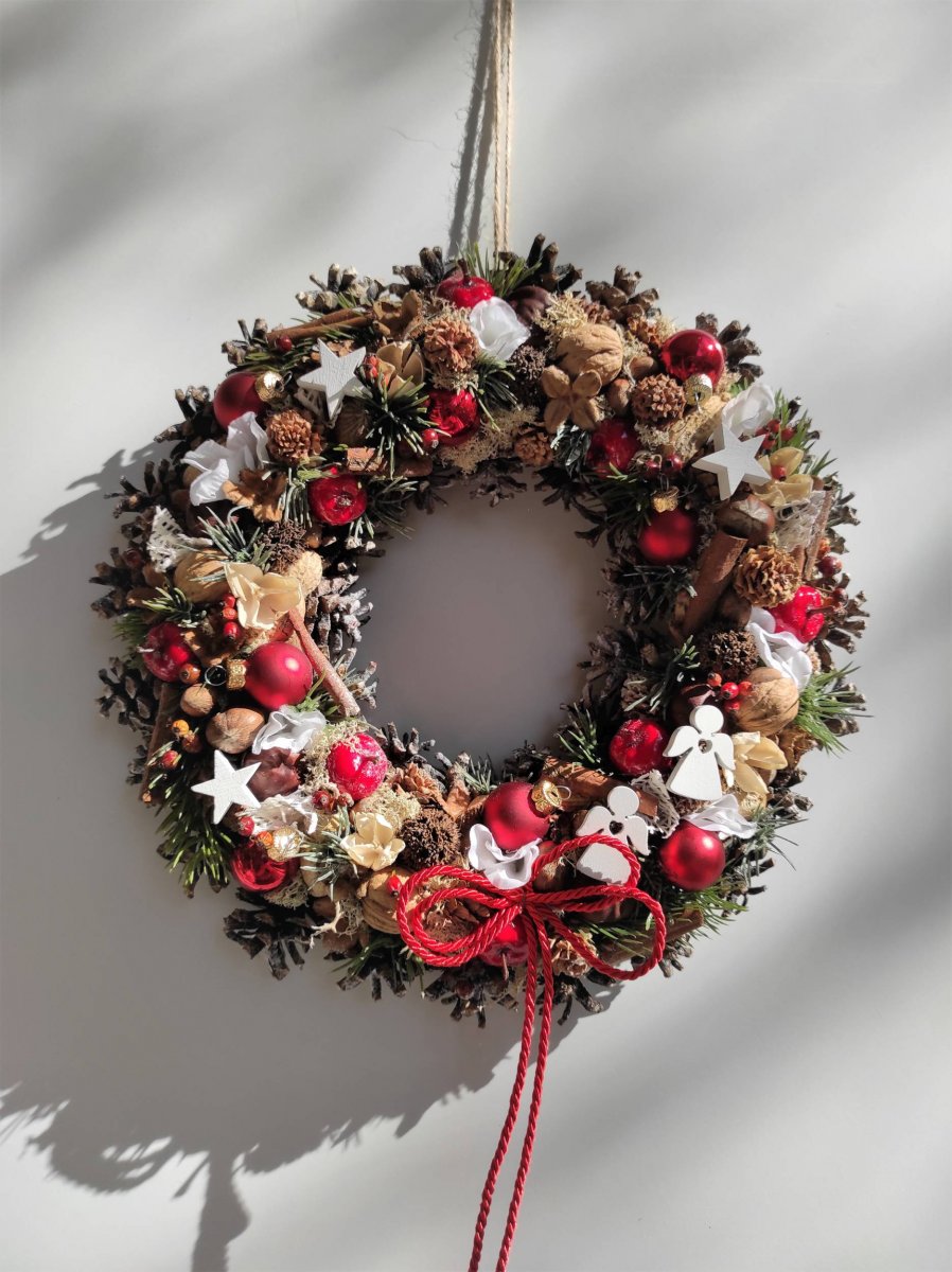 Vánoční věnec do červenobílé s andílky