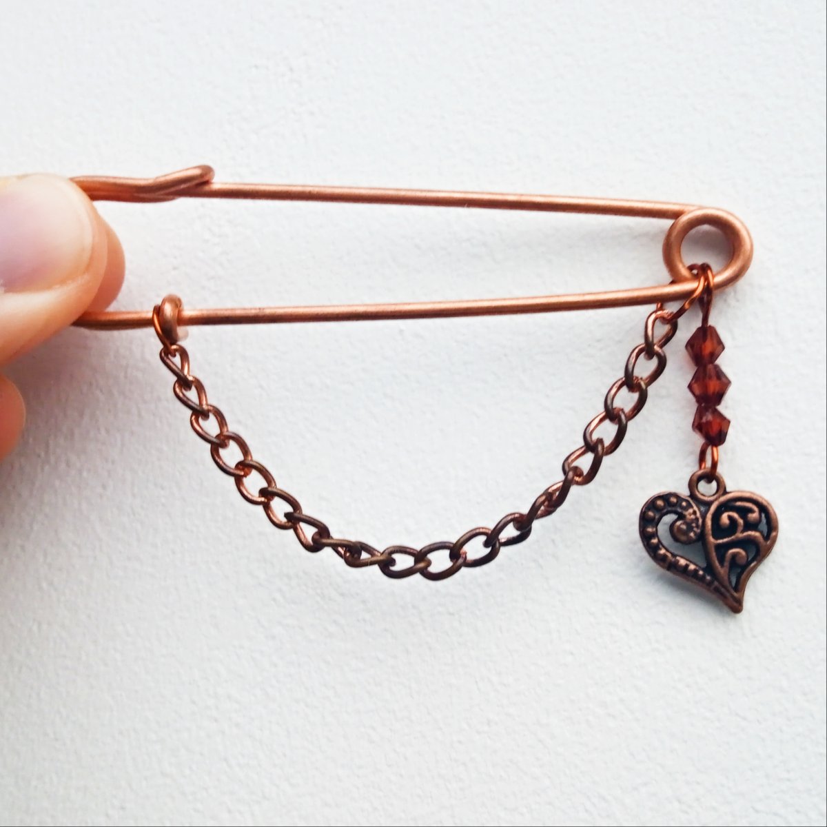 Ozdobný spínací špendlík, měděné srdíčko