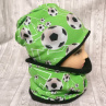 Čepice a nákrčník - fotbal míč na zelené 