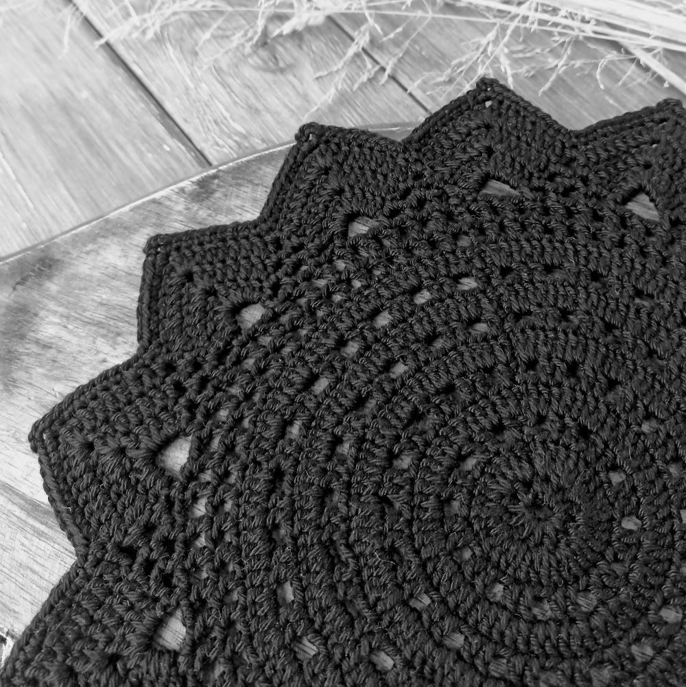 Háčkovaná mandala černá