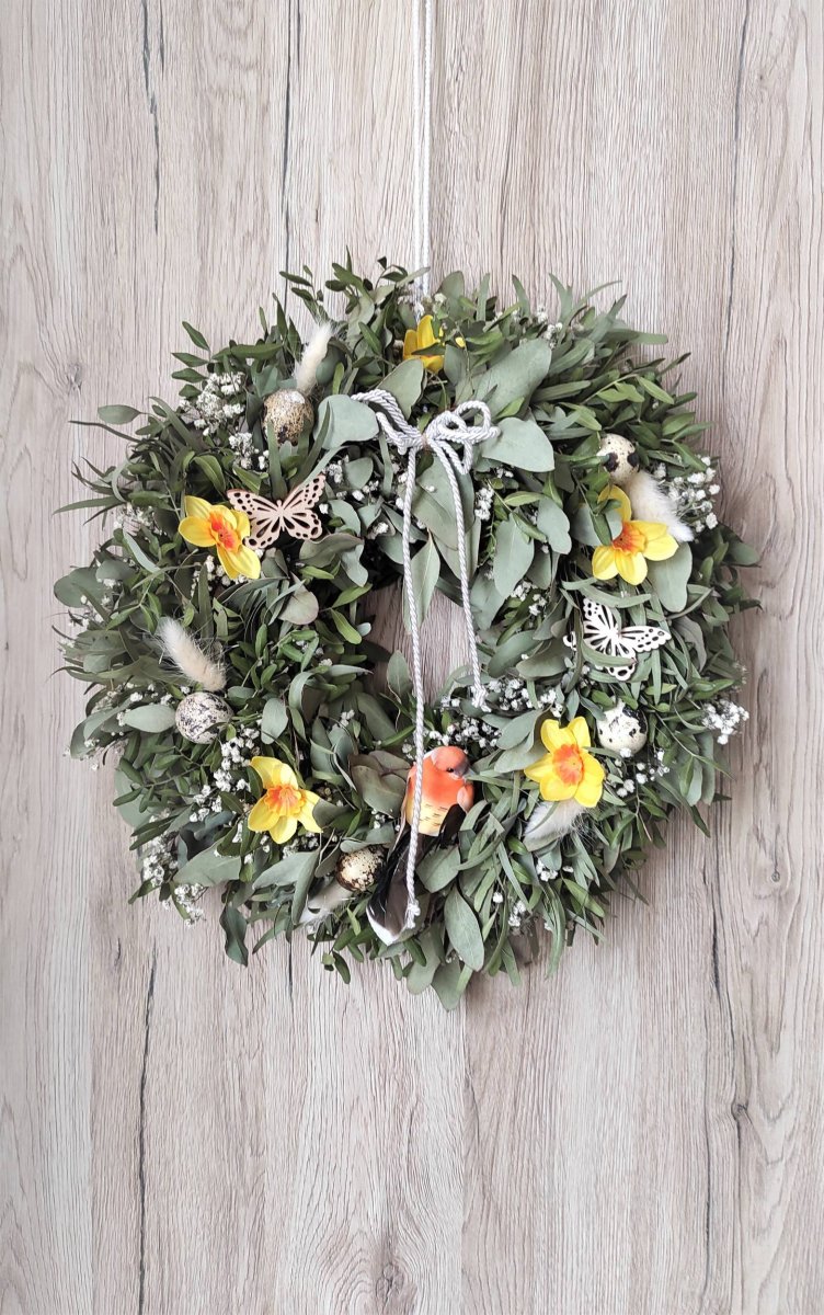 Přírodní eukalypt. věnec s narcisy