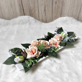 Aranžmá z meruňkových růží na porcelánu