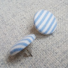 Modré proužky – buttonkové náušnice