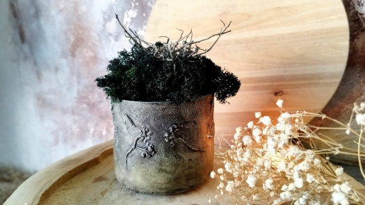 Mechový květináček, beton+otisk"Černý mech"
