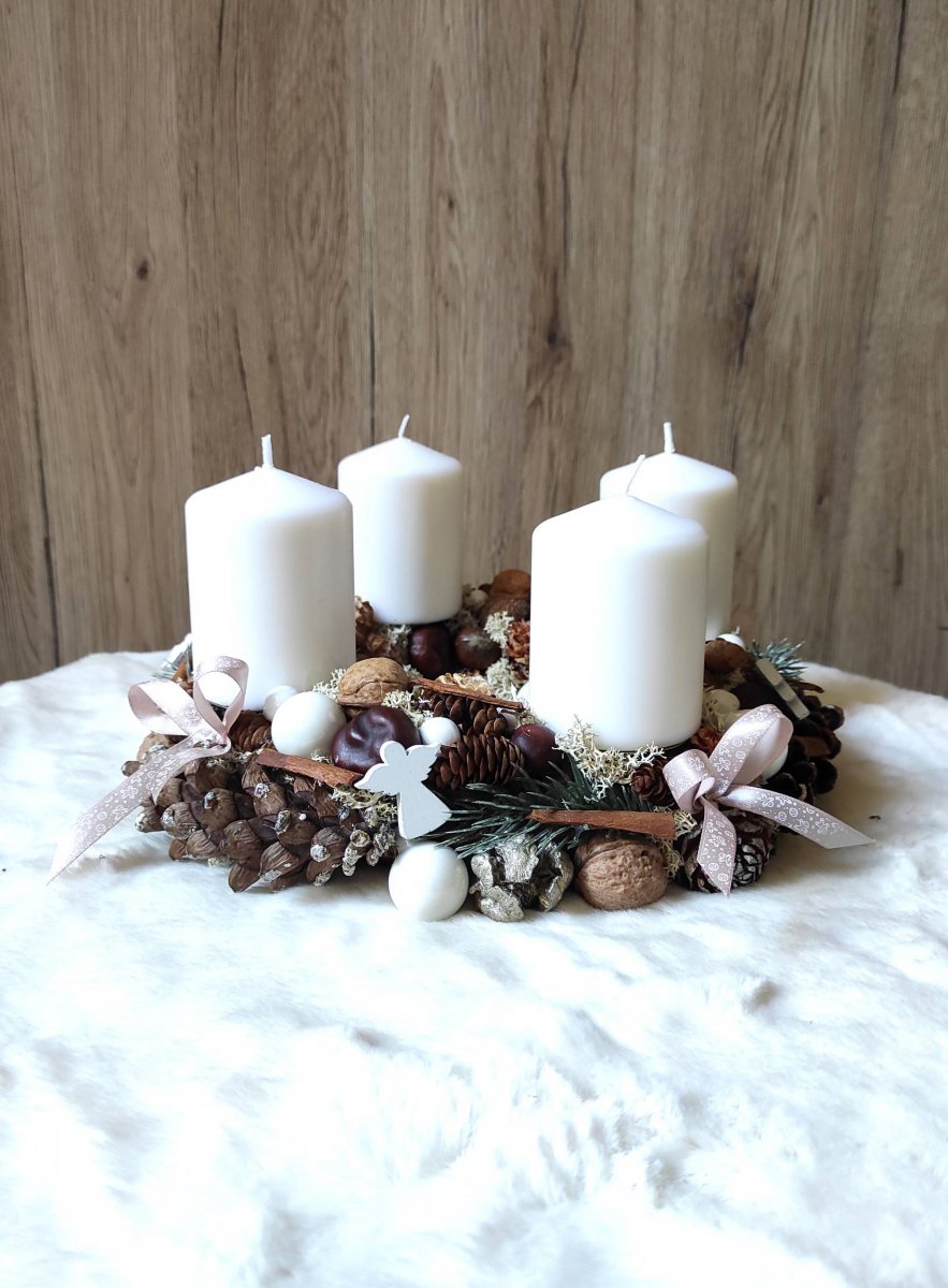 Adventní věnec do bílé