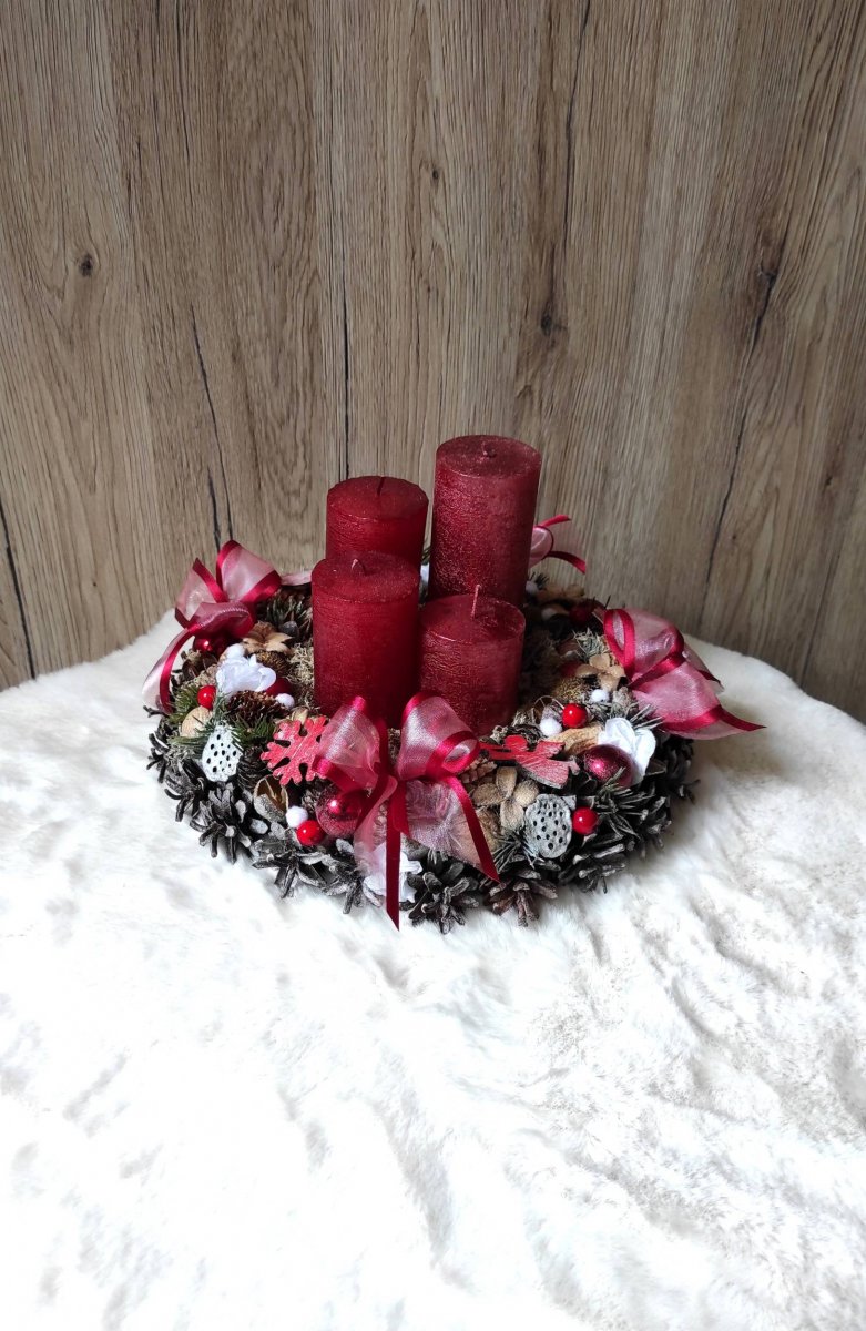Adventní věnec do červenobílé