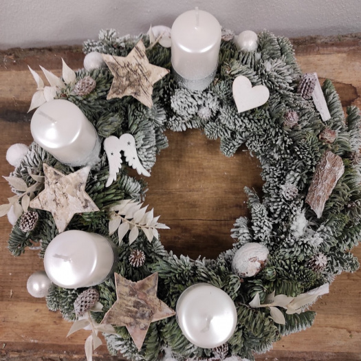Adventní věnec z chvojí, hvězdičky.
