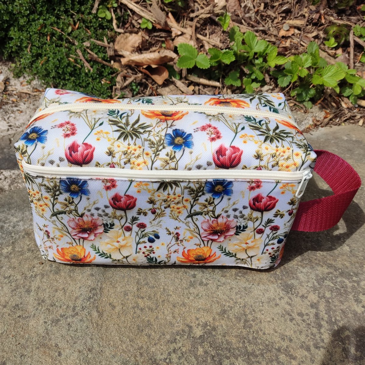 Kosmetická taštička s lučními květinami