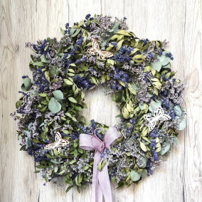 Přírodní věnec s levandulí