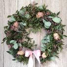 Eukalyptový věnec s růžičkami