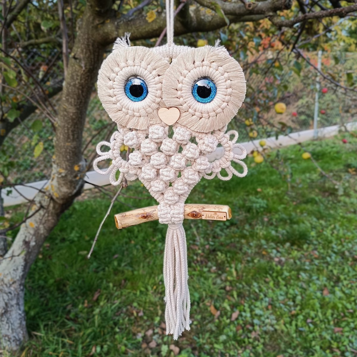 Sovička na větvi sv. béžová s modrýma očima