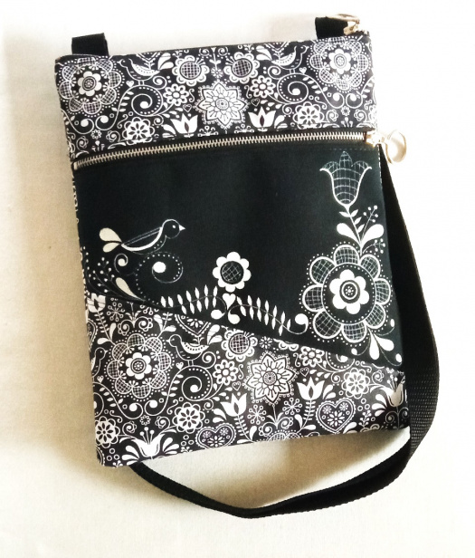 crossbody kabelka s kapsou