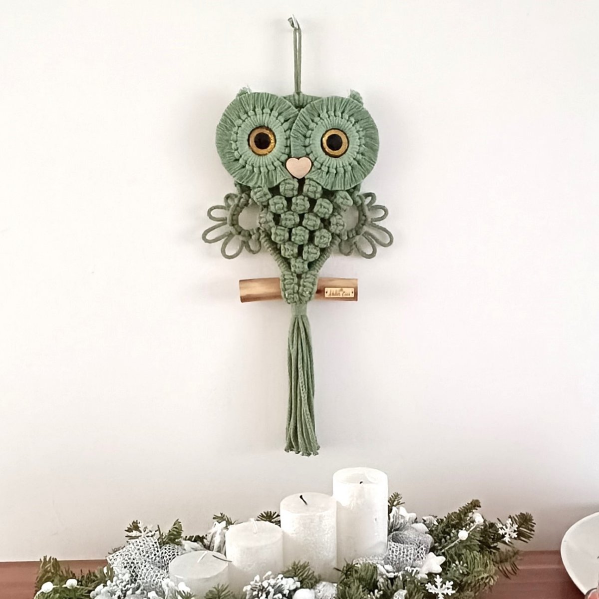 Sovička na větvi šalvějová