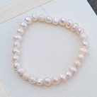 Pružný náramek z bílých říčních perel