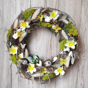 Jarní přírodní věnec s ptáčkem