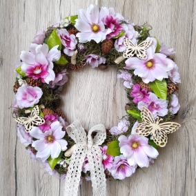 V. růžovofialkový s motýly