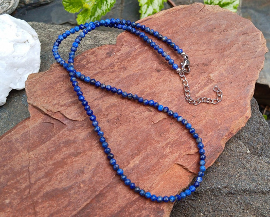 Broušený lapis lazuli 3 mm jemný minerálový náhrdelník