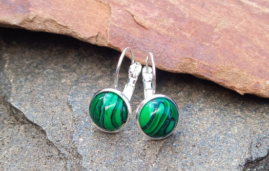Malachit v elegantních náušnicích