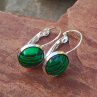 Malachit v elegantních náušnicích