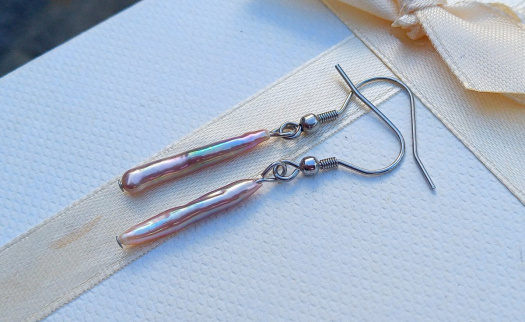 Perlové náušnice z říčních fialkových biwa perel na chirurgické oceli