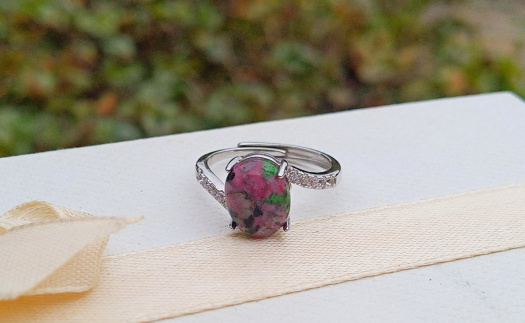 Rubín v zoisitu mezi zirkony stříbrný prstýnek