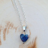 Broušený lapis lazuli srdíčko na řetízku jemný náhrdelník