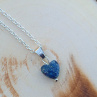 Broušený lapis lazuli srdíčko na řetízku jemný náhrdelník