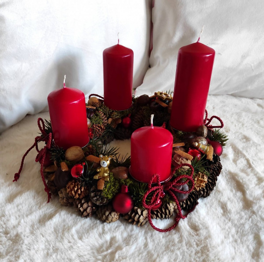 Adventní věnec do červené
