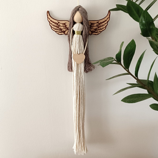 Andělka velká s tmavými vlásky