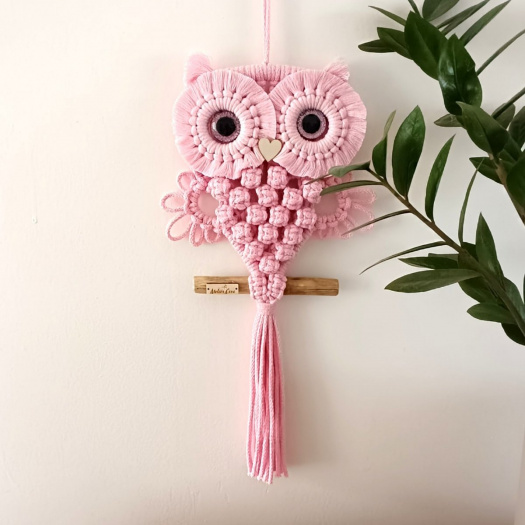 Sovička na větvi růžová s růžovýma očima