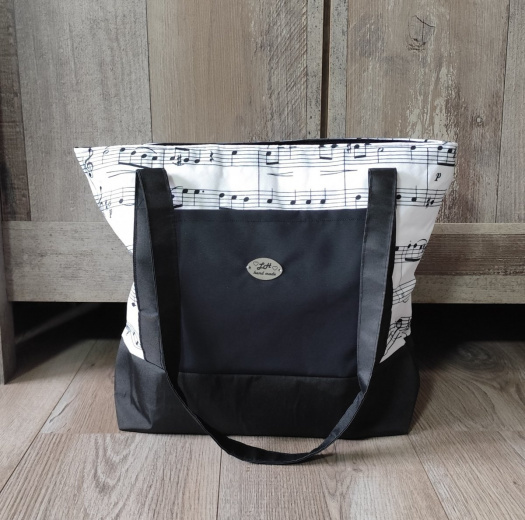 Dámská kabelka přes rameno - notový zápis v černé