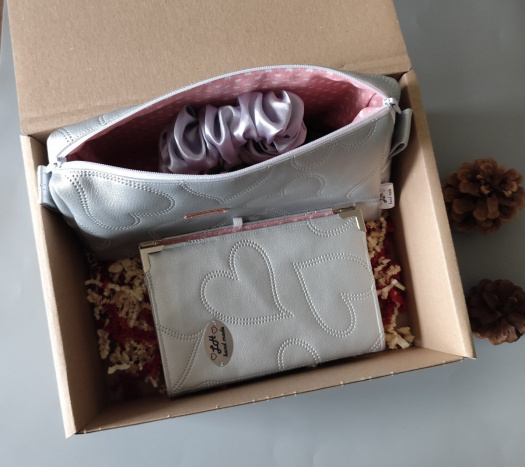 Dárková sada - kosmetická taška a zápisník A6 - stříbrná