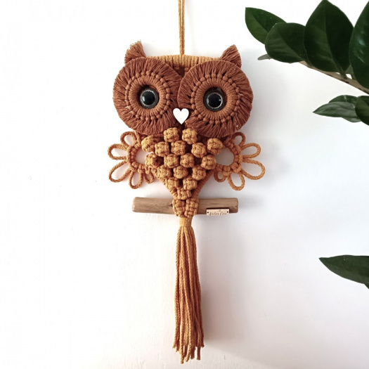 Sovička na větvi hořčicová se stříbrnýma očima