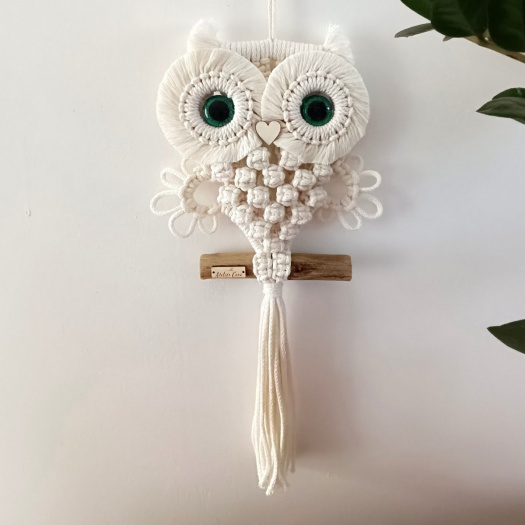 Sovička na větvi ecru se zelenýma očima