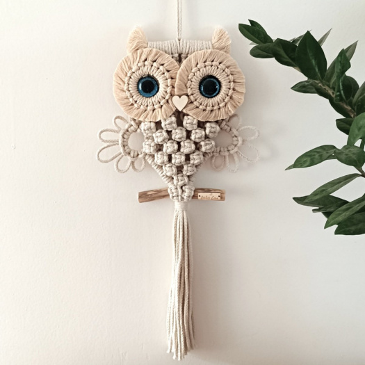 Sovička na větvi sv. béžová s modrýma očima