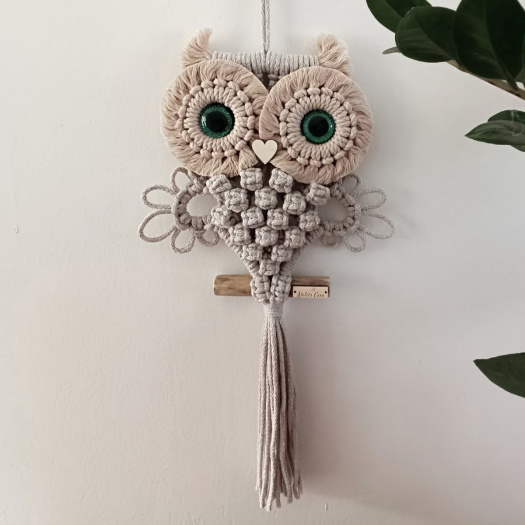 Sovička na větvi lněná se zelenýma očima