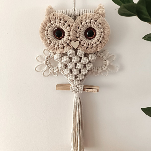 Sovička na větvi sv. béžová s měděnýma očima