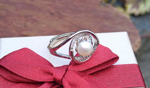 Bílá říční perla mezi zirkony něžný prstýnek
