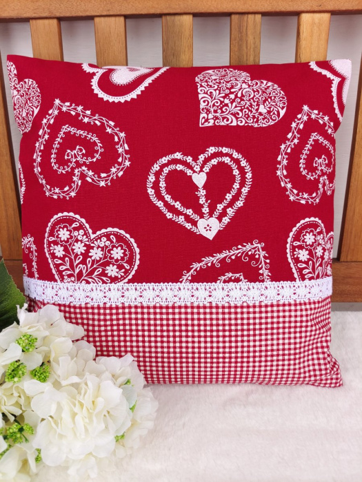 Povlak na polštář 40 x 40 cm – Malovaná srdce bílá s krajkou | Ruční výroba z bavlny