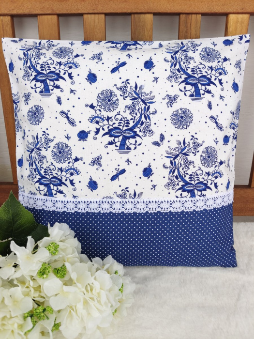Povlak na polštář 40 x 40 cm – Modrý český cibulák s krajkou | Ruční výroba z bavlny