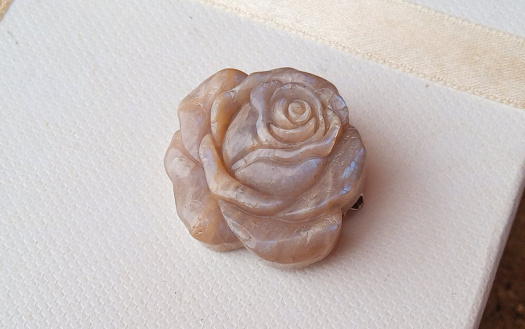 Nadčasová brož: Vyřezávaná růže z měsíčního kamene