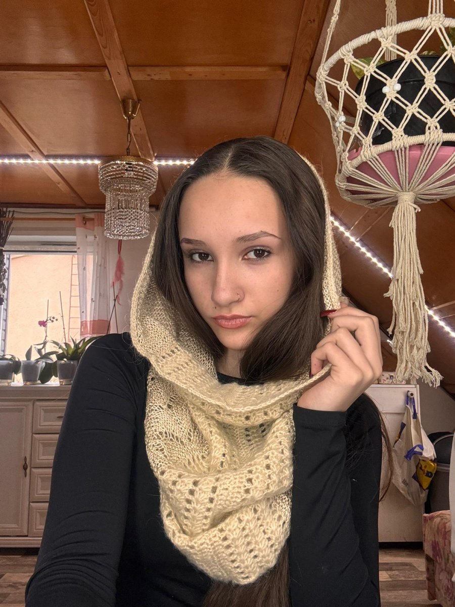 Pletený nákrčník s hackovanou vsadkou 