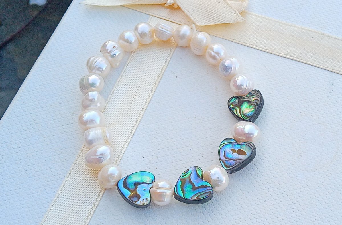 Pružný náramek z říčních perel s abalone perletí